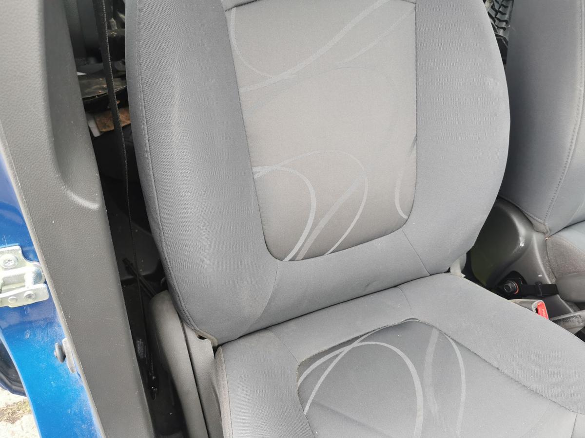 Chevrolet Spark M300 Fahrersitz Sitz Autositz vorn rechts Stoff