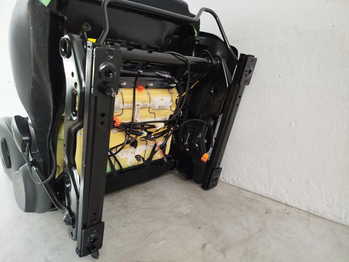 Renault Megane 3 III Grandtour Sitz vorn links Fahrersitz Kunstleder GT Logo