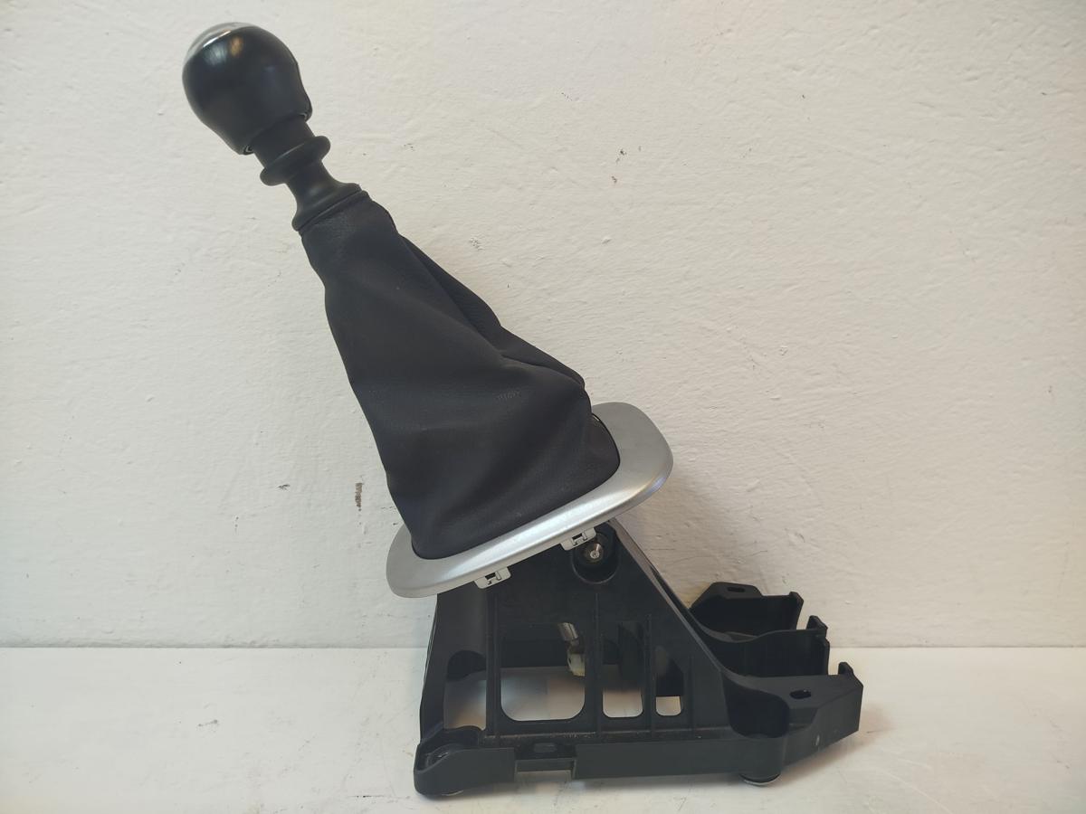 Toyota Yaris XP13 Schalthebel mit Lagerbock 6-Gan