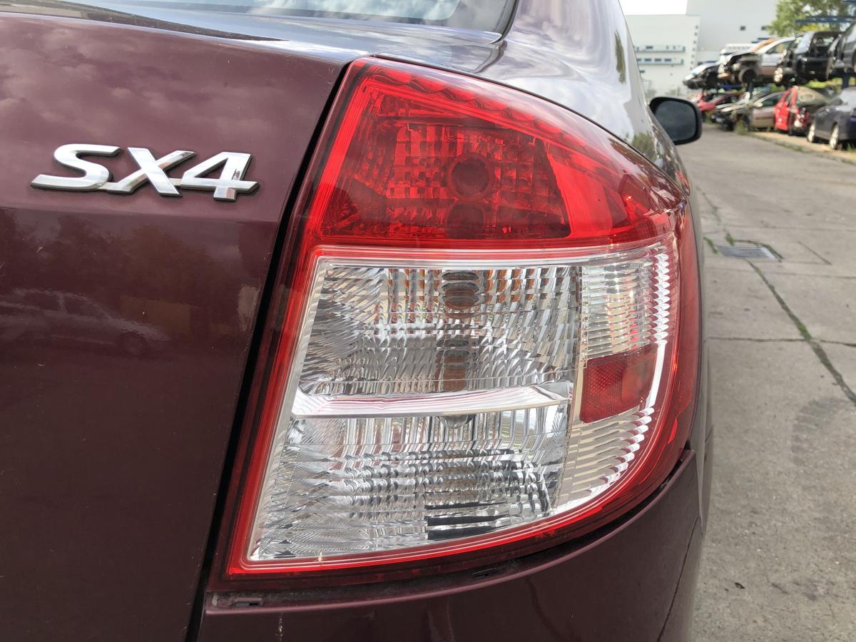 Suzuki SX4 Stufenheck R&uuml;ckleuchte rechts R&uuml;cklicht Heckleuchte Limo 4-t&uuml;rer