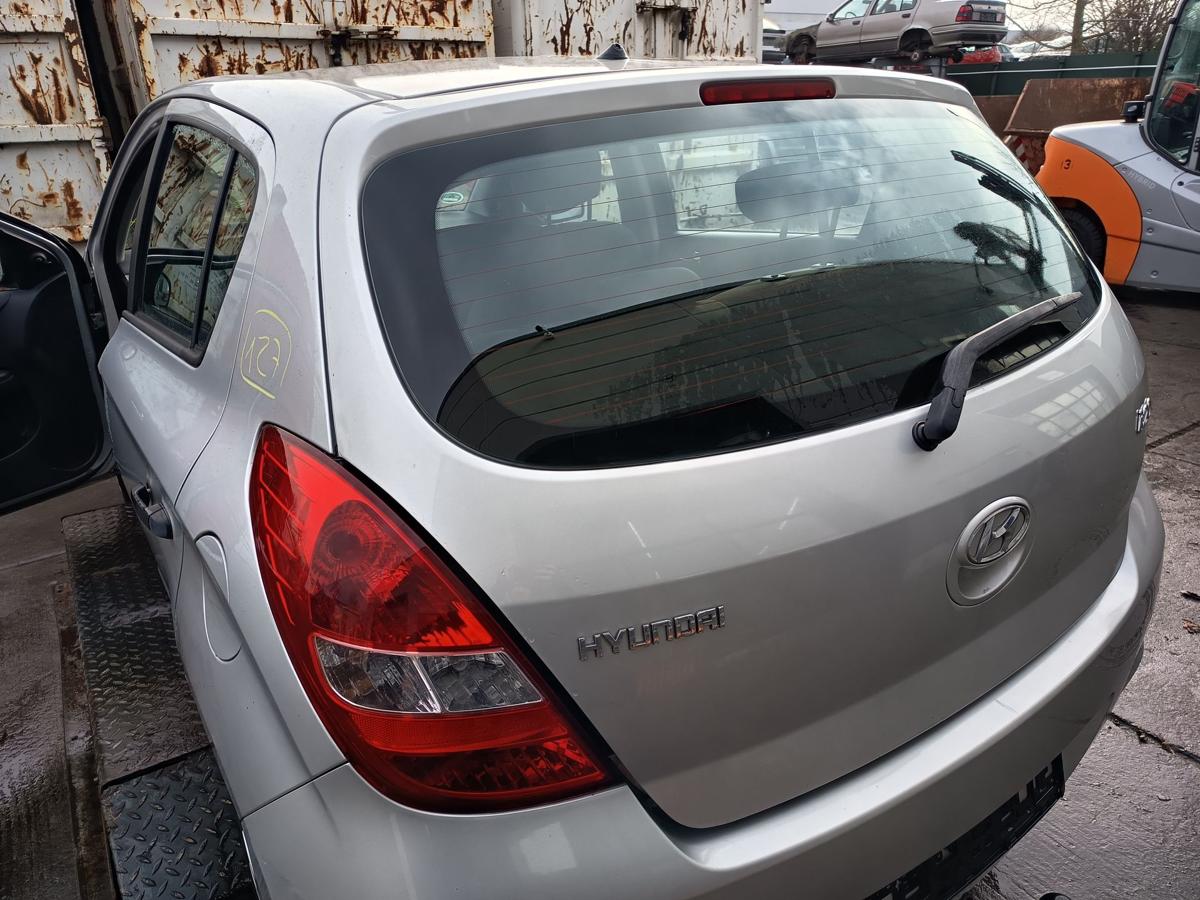 Hyundai i20 original Heckklappe mit Scheibe Deckel hinten FG Seek silver Bj 2012