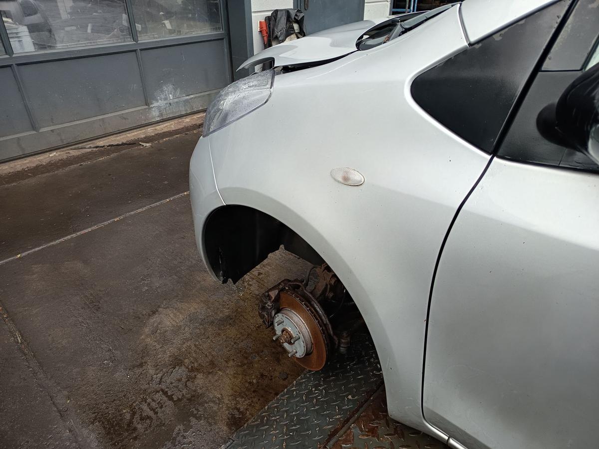 Toyota Yaris XP9 original Kotflügel links Seitenteil 1E7 Silver pearl Bj 2006