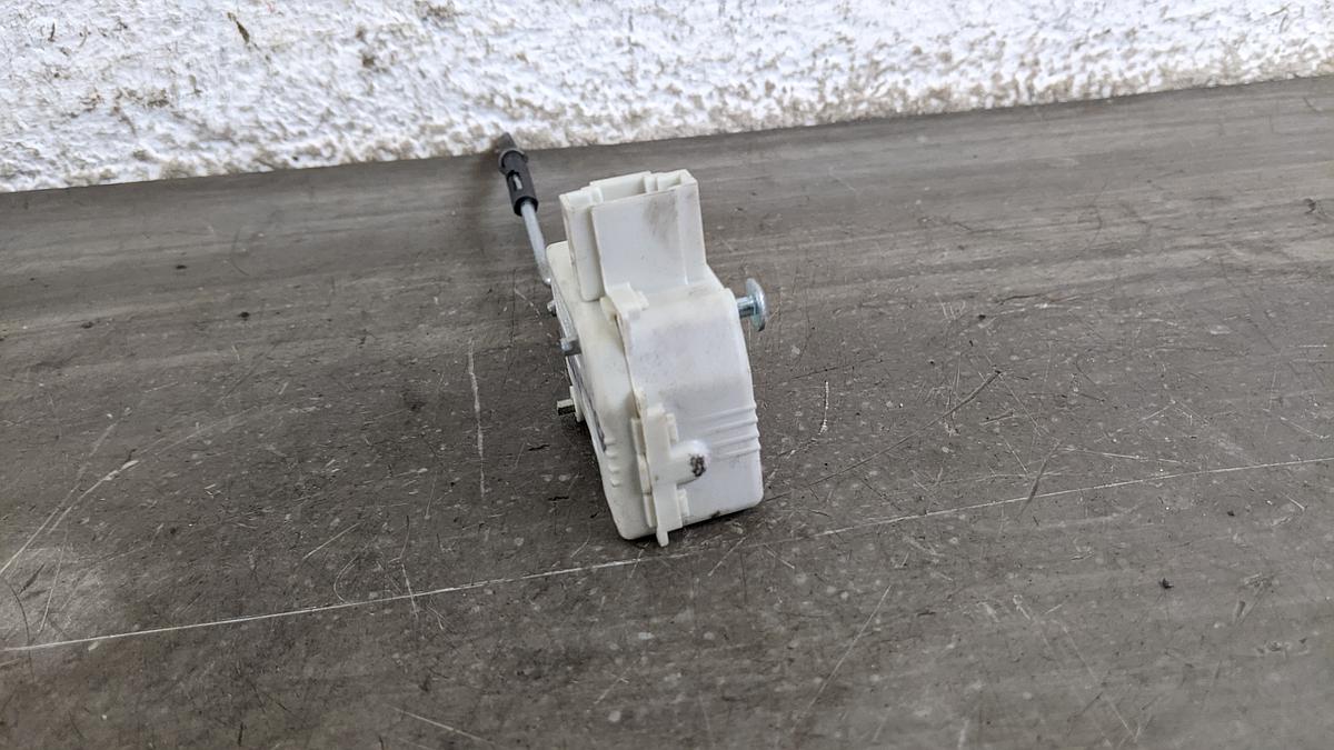 VW Passat 3B B5 Stellmotor Tankklappenentriegelung 3B0959782