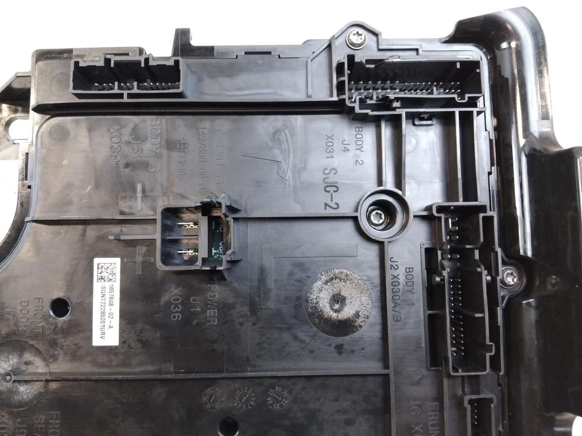 Tesla Model Y original Steuergerät BCM links 1657648-02-A 1497850-00-D Bj.2022