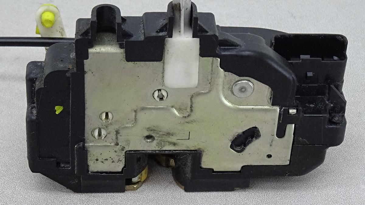 Nissan Micra K12 Bj2004 Türschloss links mit ZV 3 Pins 3 Türig