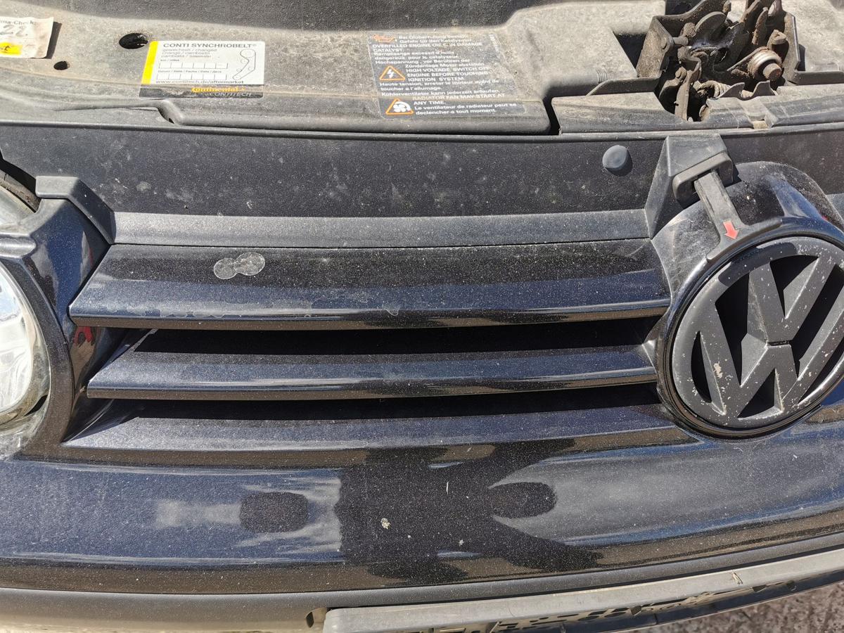 VW Golf IV 1J Grill Kühlergrill Frontgrill mit Logo LC9Z Black Magic Perl
