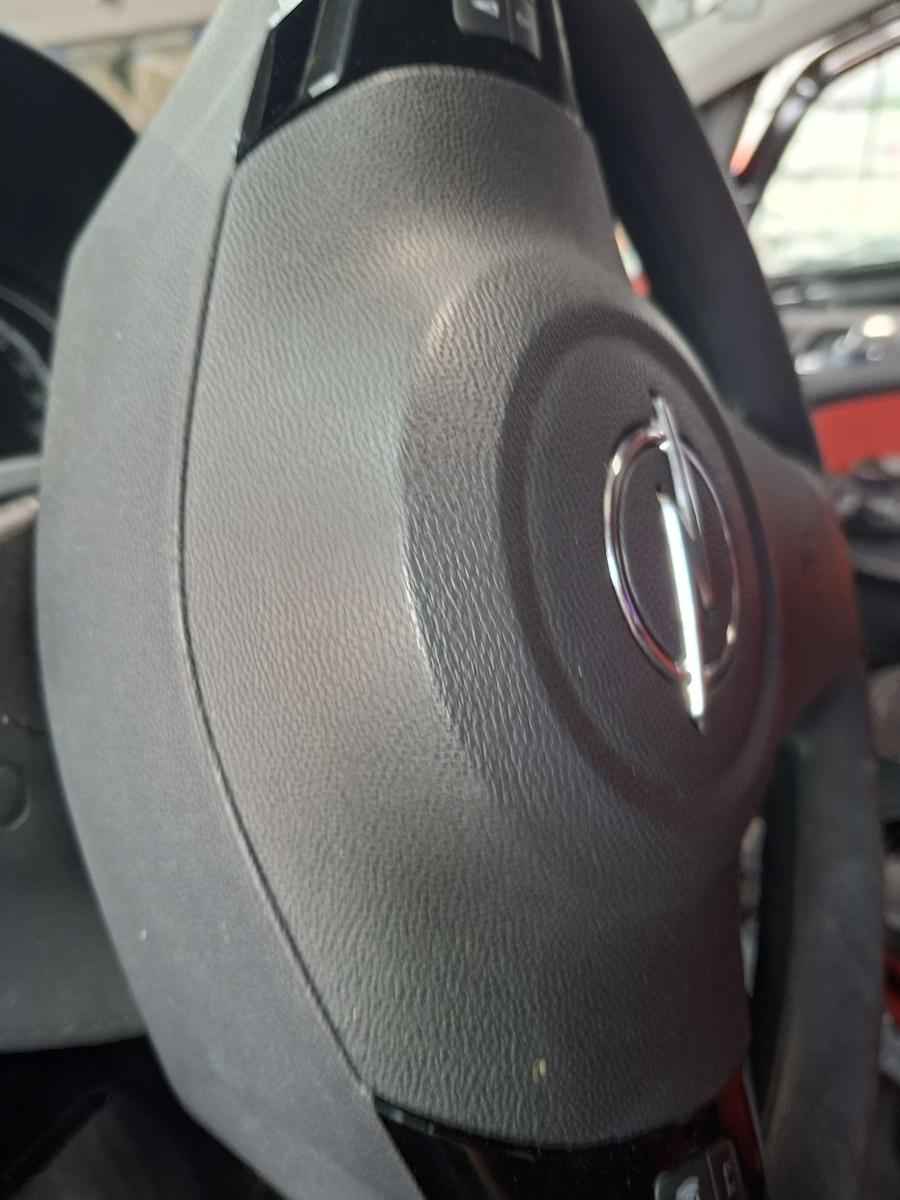 Opel Corsa D orig Lenkrad mit Fernbedienung Klavierlack schwarz Bj 2007