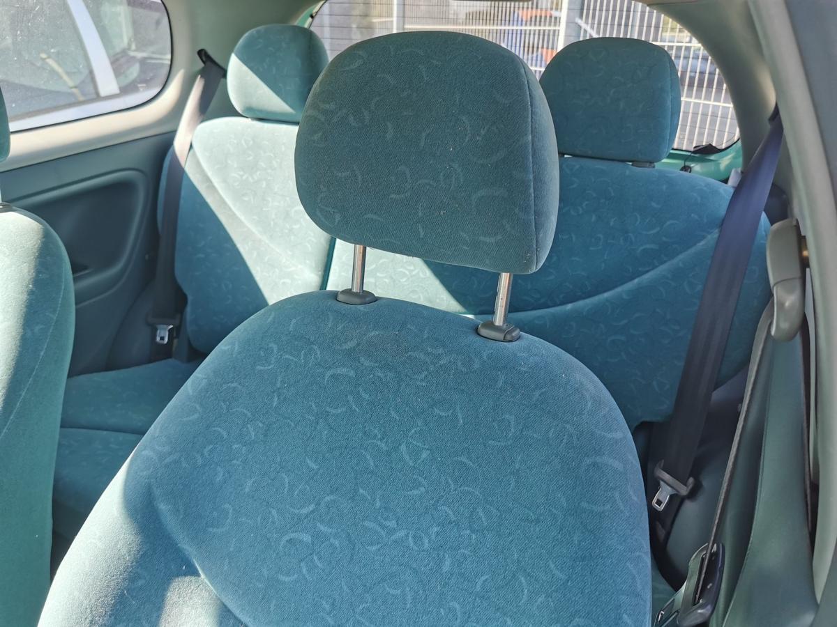 Toyota Yaris XP10 Fahrersitz Sitz Autositz vorn links 3 Türer Velour