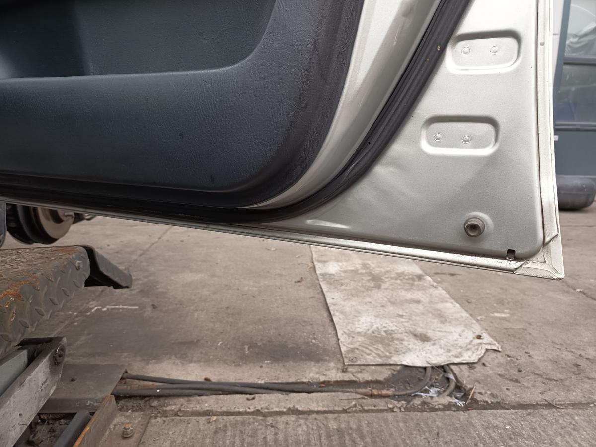 Toyota Corolla E12 original T&uuml;r vorne rechts 1C0 Silber Baujahr 2006