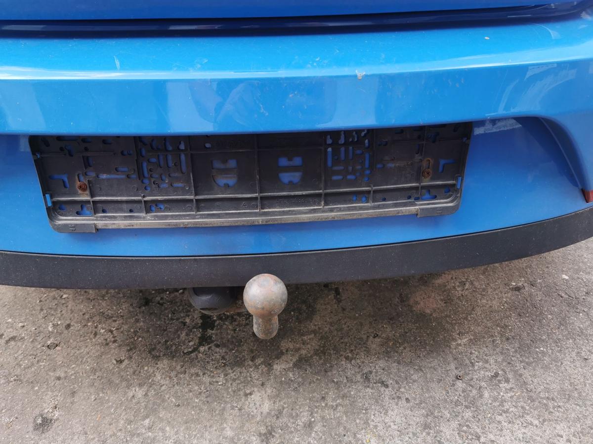 Seat Ibiza 6J Stossstange Stossfänger Bumper hinten blau Ausschnitt AHK unten