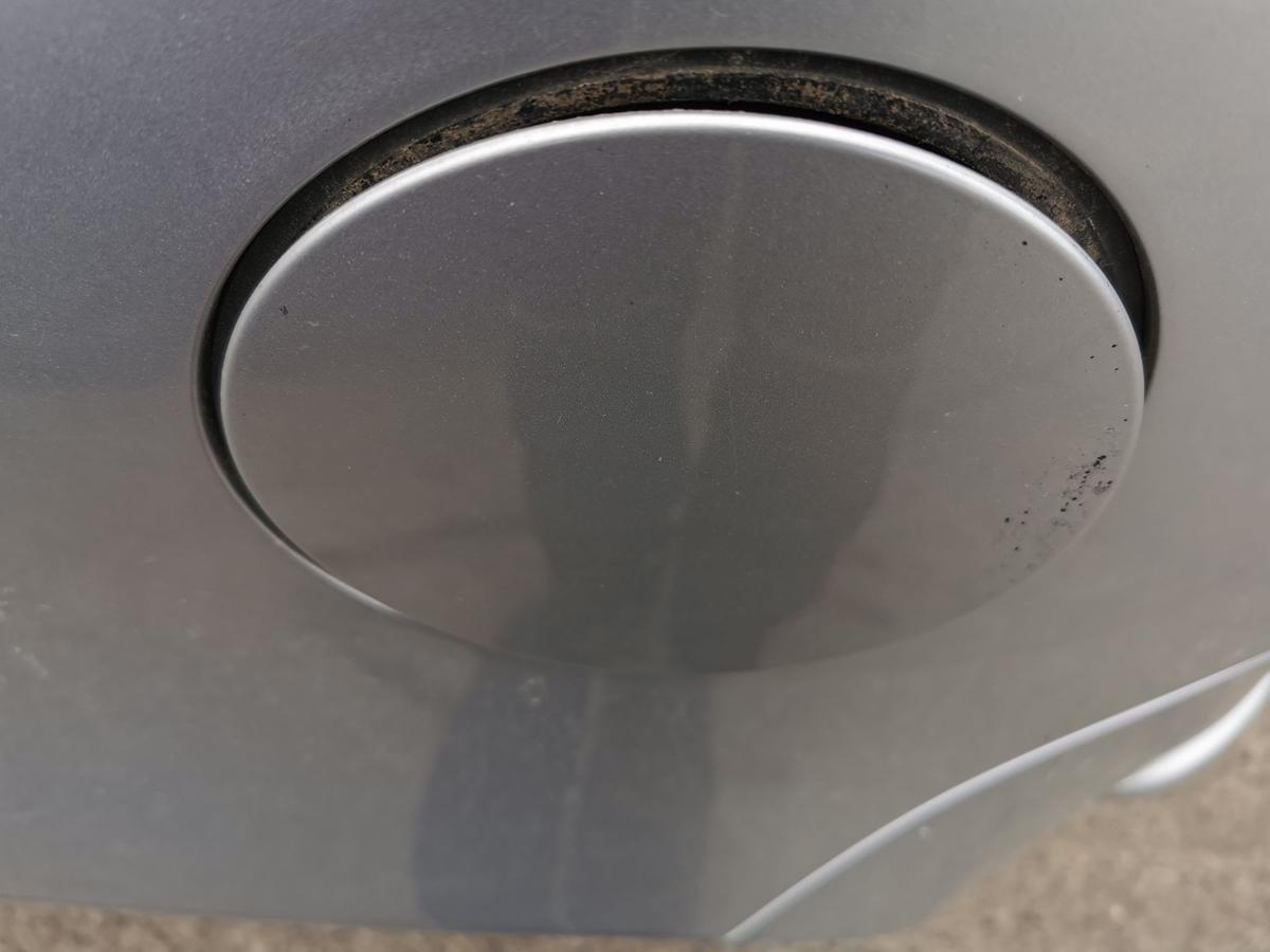 Mitsubishi Colt Z30 Tankklappe Tankdeckel Tankverschluss 5 Türer A50 Pure Silver