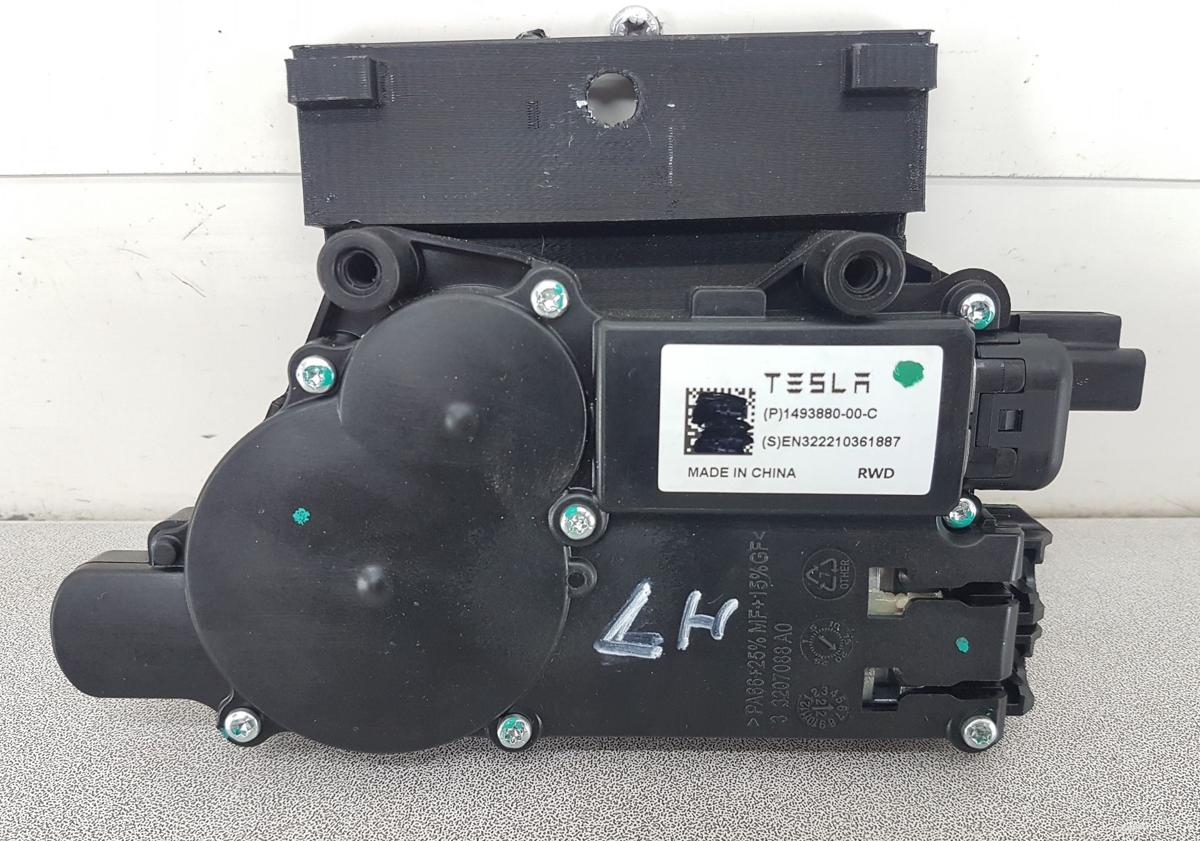 Tesla Model Y Stellmotor f&uuml;r R&uuml;cksitzverriegelung Bj2022 1493880-00-C