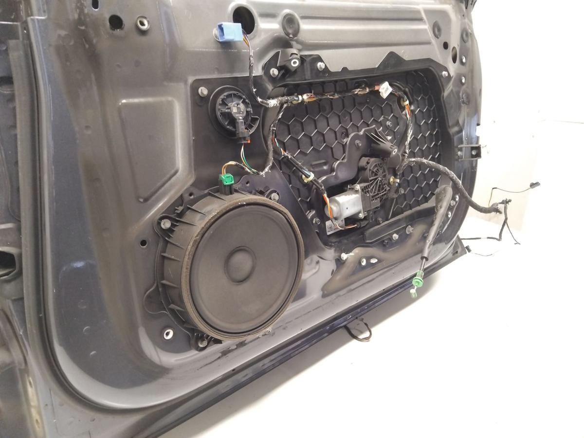 Tesla Model 3 T&uuml;r vorn rechts Beifahrert&uuml;r graumetallic PMNG steelgrey Bj.2021