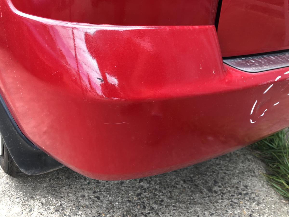 Mazda Demio DW Sto&szlig;f&auml;nger hinten Hecksch&uuml;rze Sto&szlig;stange Heck rot AHK Ausschnitt