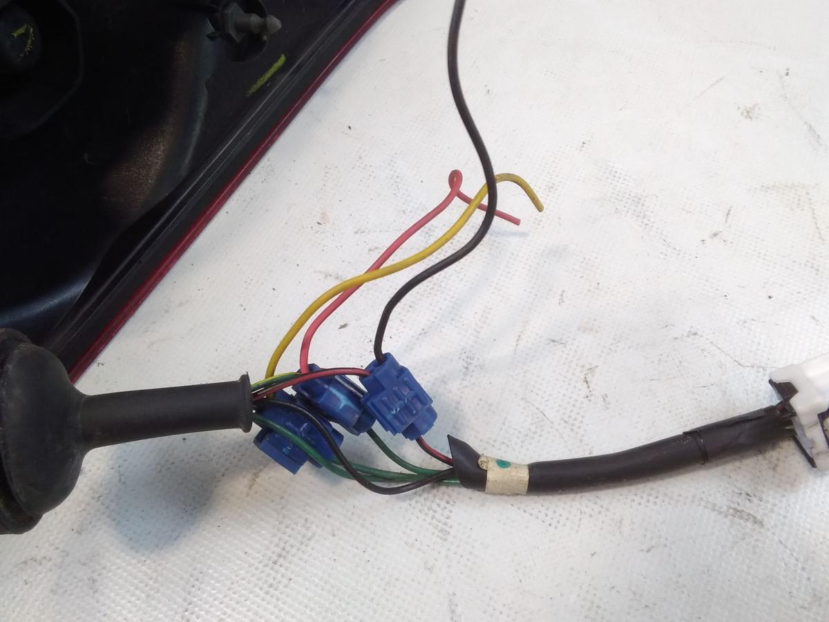 Nissan Note E11 original R&uuml;ckleuchte Heckleuchte links mit Blende oben BJ2006
