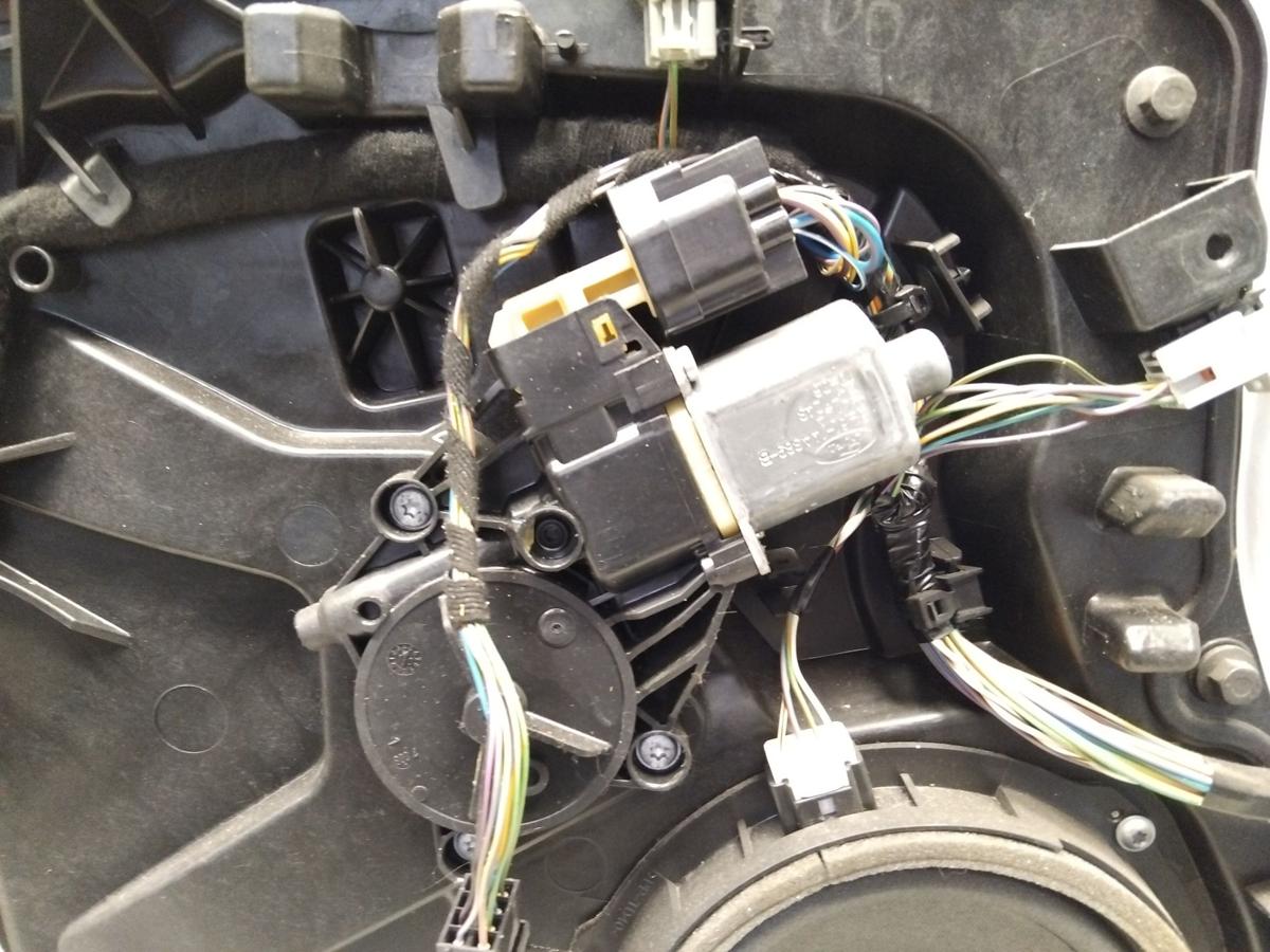 Ford Fiesta JA8 original T&uuml;r vorn links H9 Frost Wei&szlig; 3t&uuml;rig BJ2010