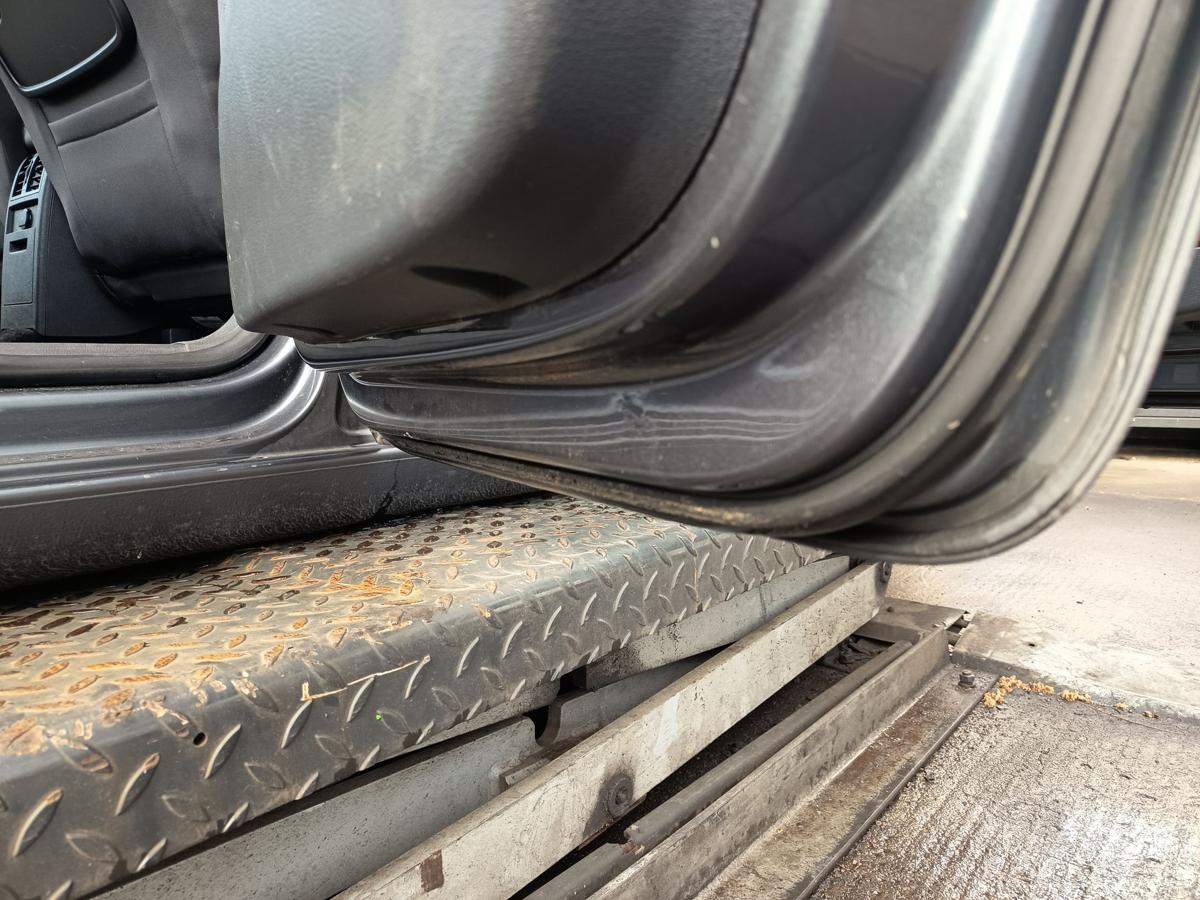 VW Touran 1T original Tür hinten rechts Fond D7X Platingrau Bj 2006