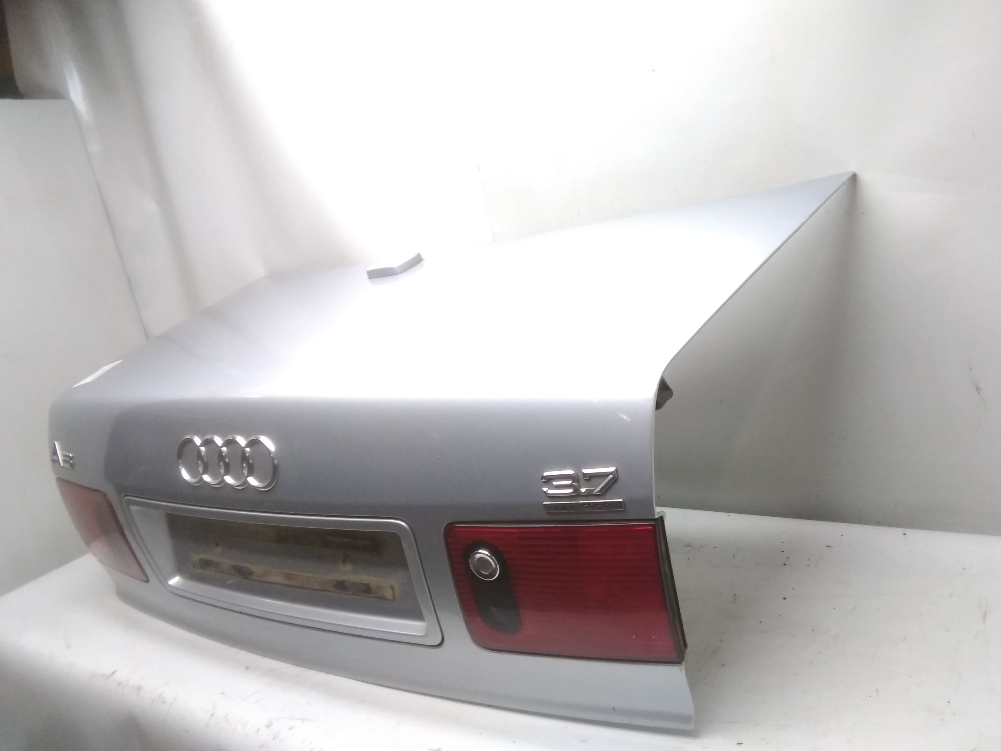 Audi A8 D2 4D original Heckklappe mit GPS Antenne LY7M Alusilber BJ1996