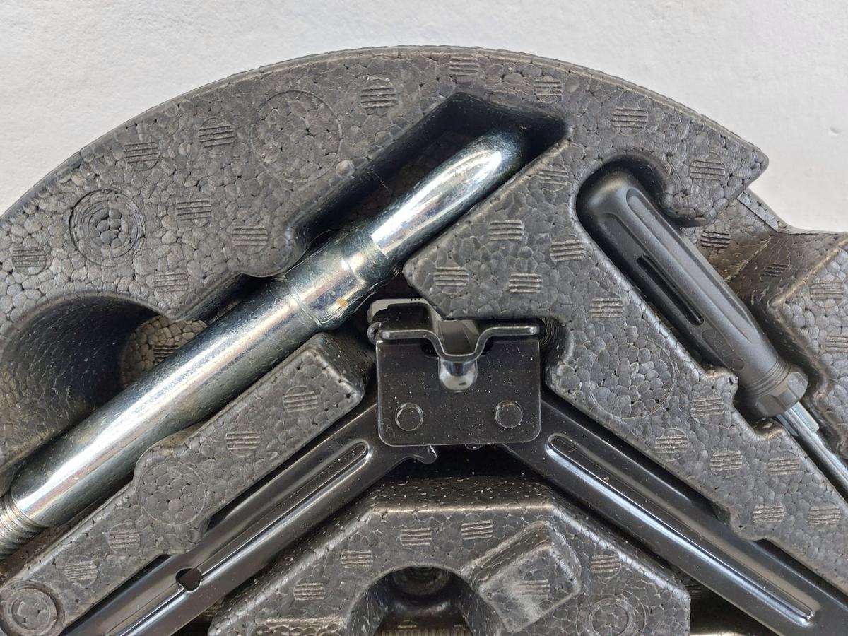 Opel Astra J Caravan Schaumstoffeinleger mit Wagenheber und Abschleppöse Panne