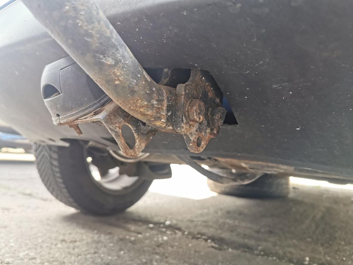 Seat Ibiza 6J Stossstange Stossfänger Bumper hinten blau Ausschnitt AHK unten