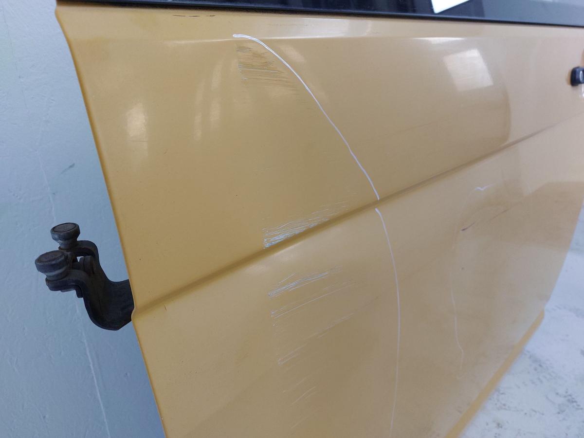 VW T5 7H Transporter Schiebet&uuml;r rechts mit Scheibe Postgelb Dellen tiefe Kratzer