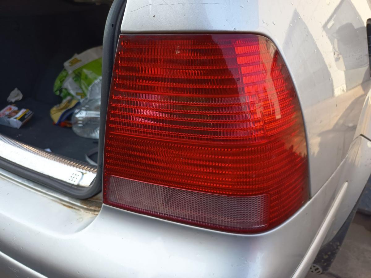 VW Bora 1J Limo original R&uuml;ckleuchte rechts Heck Schluss Licht Bj 2001
