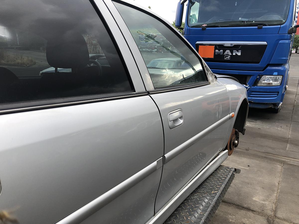 Opel Vectra B Caravan orig Tür vorn rechts Beifahrertür Z157 Starsilber Bj 02