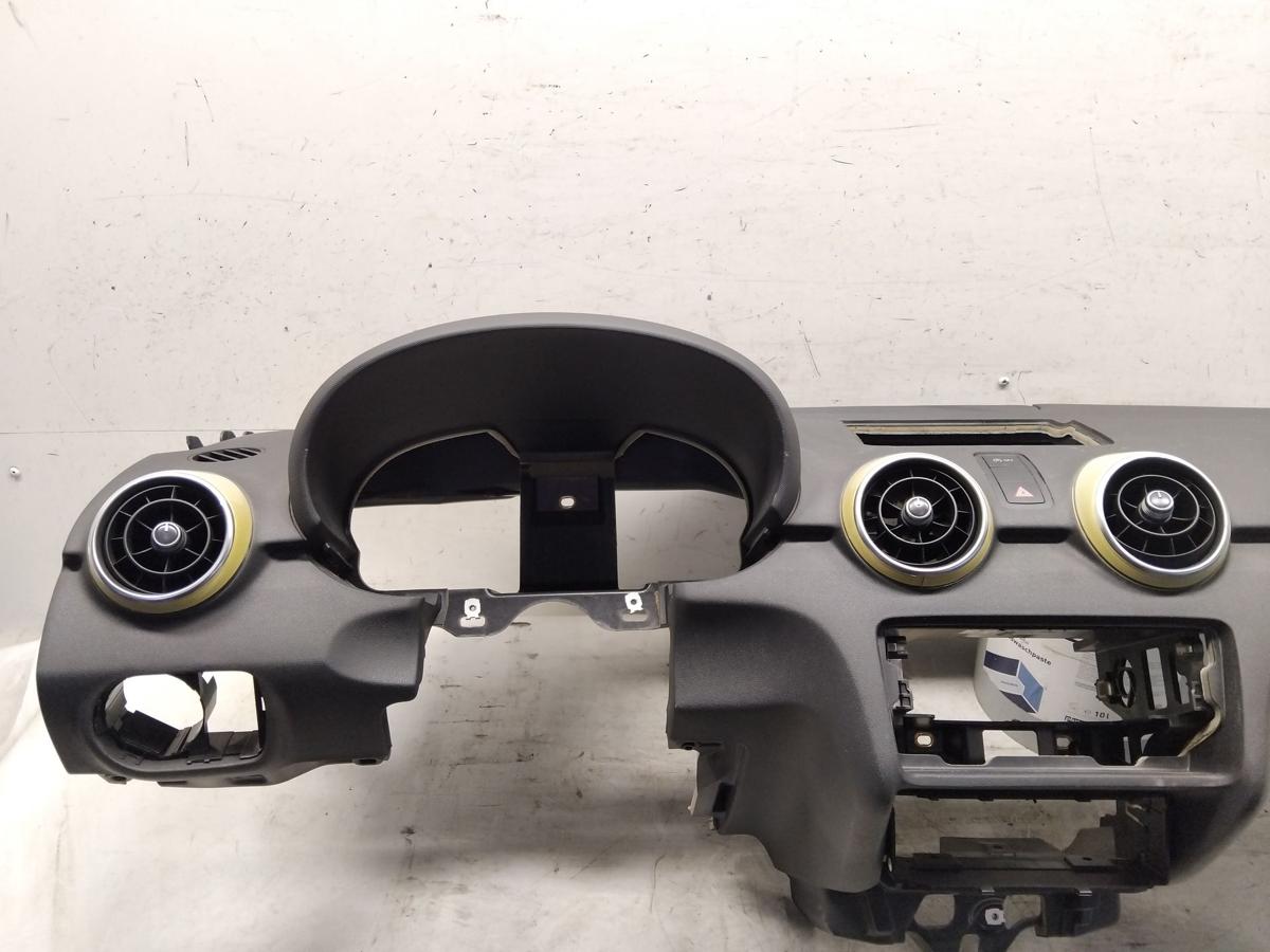 Audi A1 8X original Armaturenbrett Cockpit schwarz BJ2010