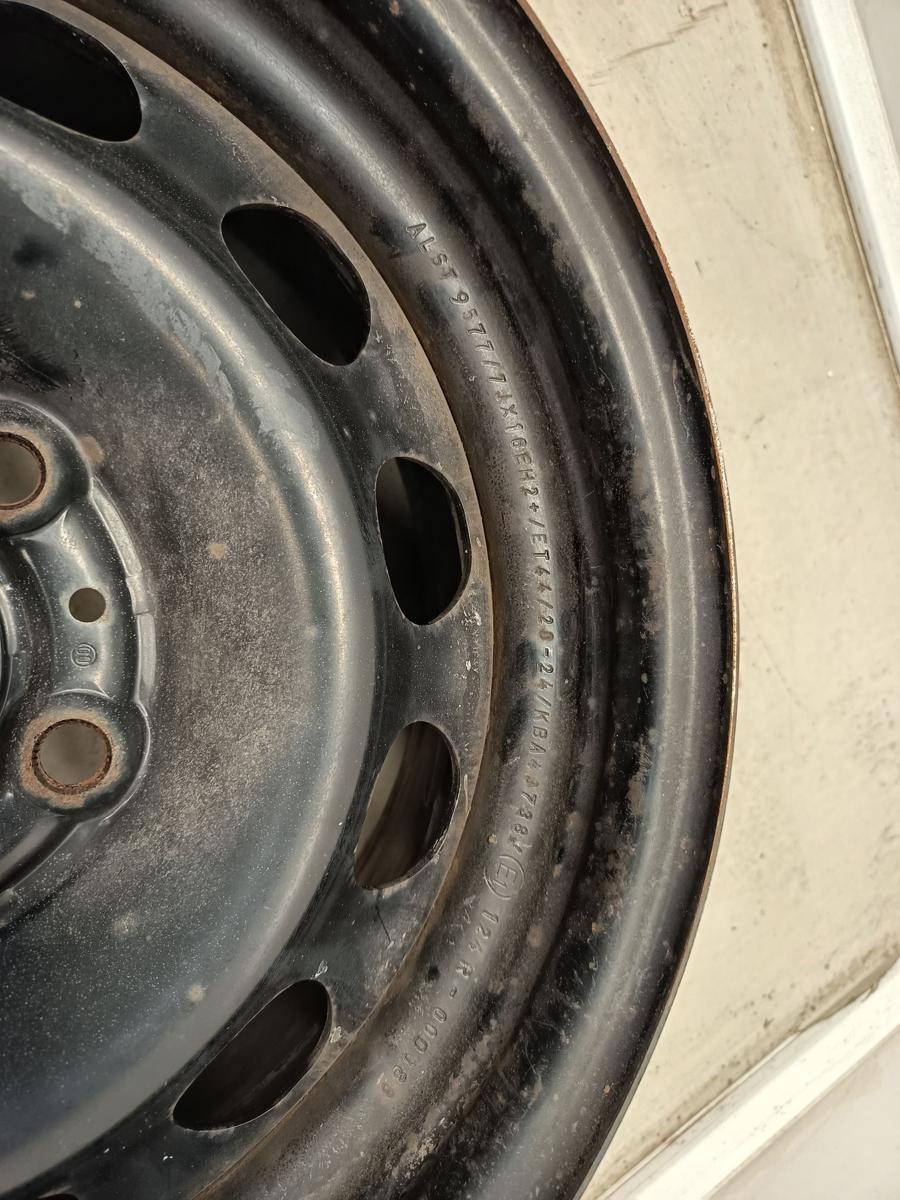 BMW E87 Satz Stahlfegen 7x16 ET44 5x120 OHNE Reifen Bj 2005