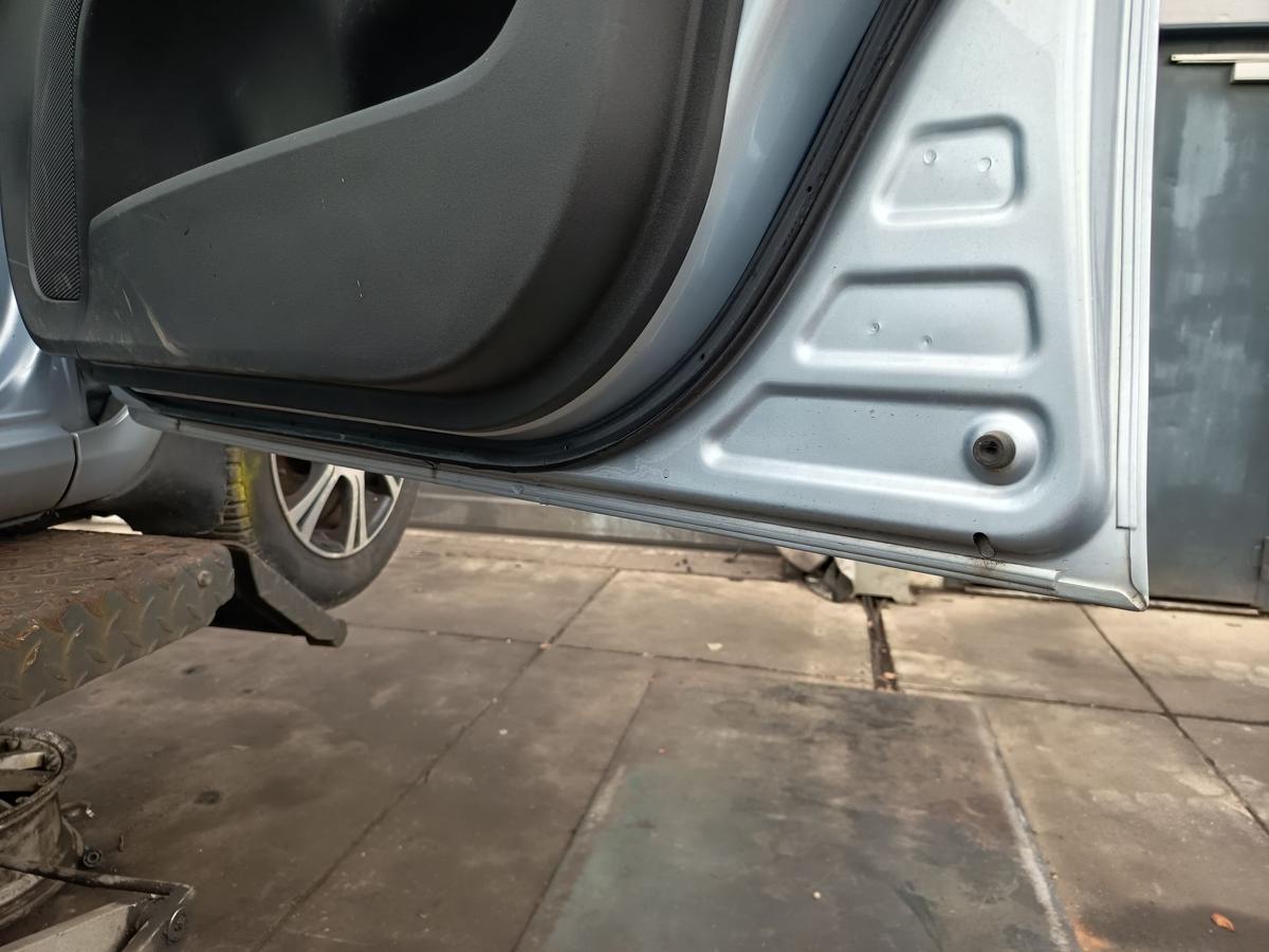 Toyota Auris E15 original T&uuml;r vorn rechts Beifahrer 8S1 Light Blue Bj 2011