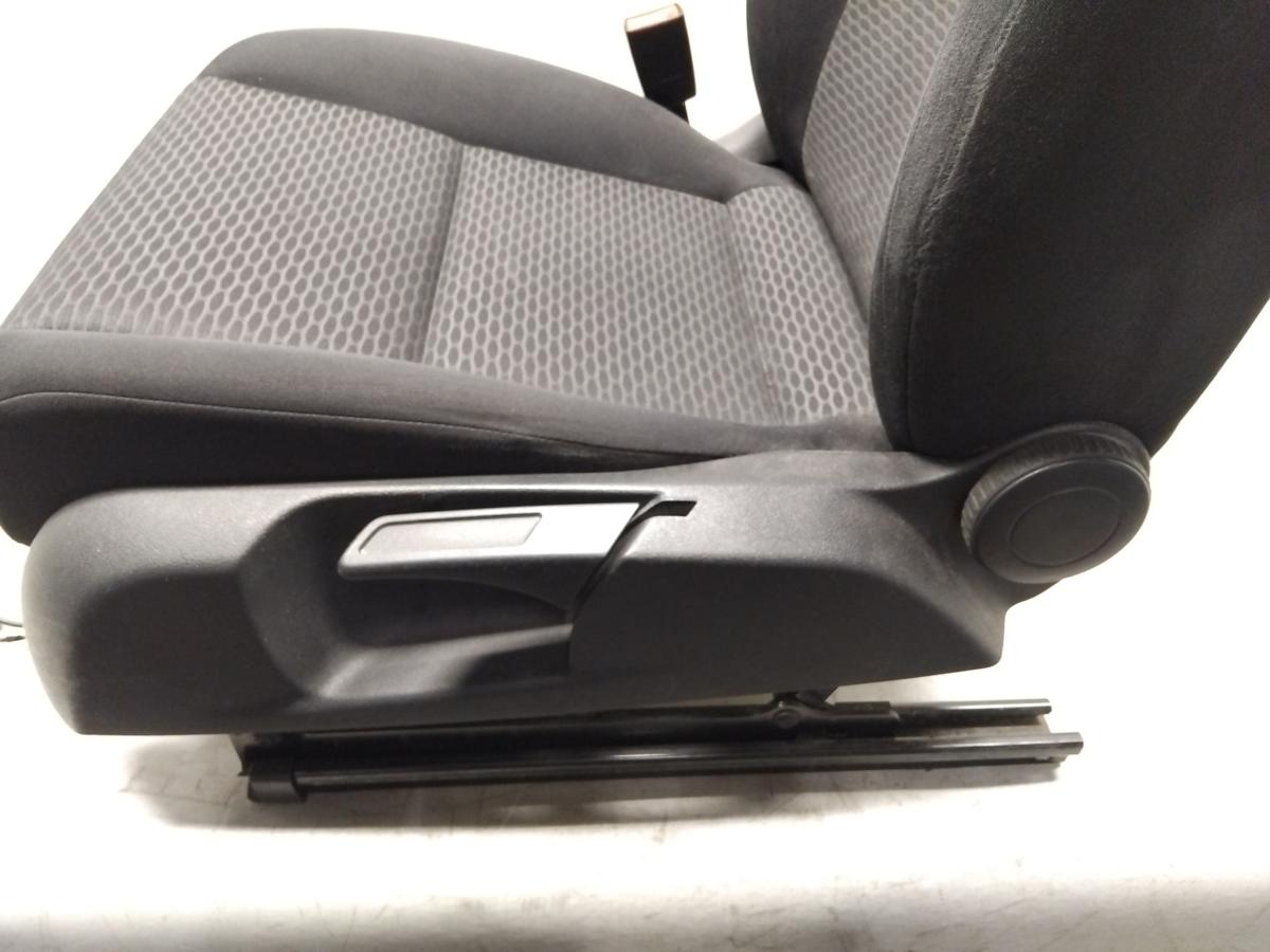 VW Golf 6 original Sitz vorn links Fahrersitz 5-t&uuml;rig Stoff dunkelgrau BJ2009