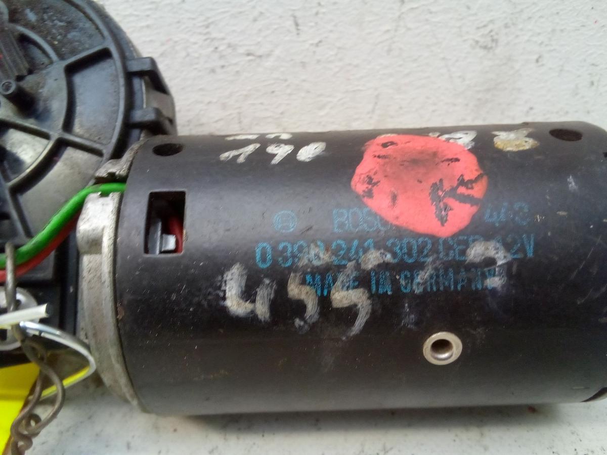 Mercedes W201 Wischermotor vorn ohne Gest&auml;nge 0390241302 BOSCH BJ1987
