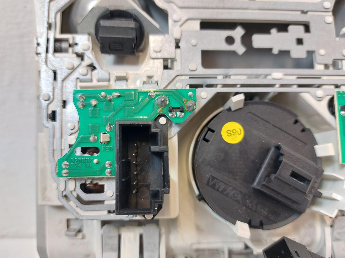 VW Passat CC Innenleuchte vorn Leselampe Innenraumleuchte Scheibedach SOS Taste