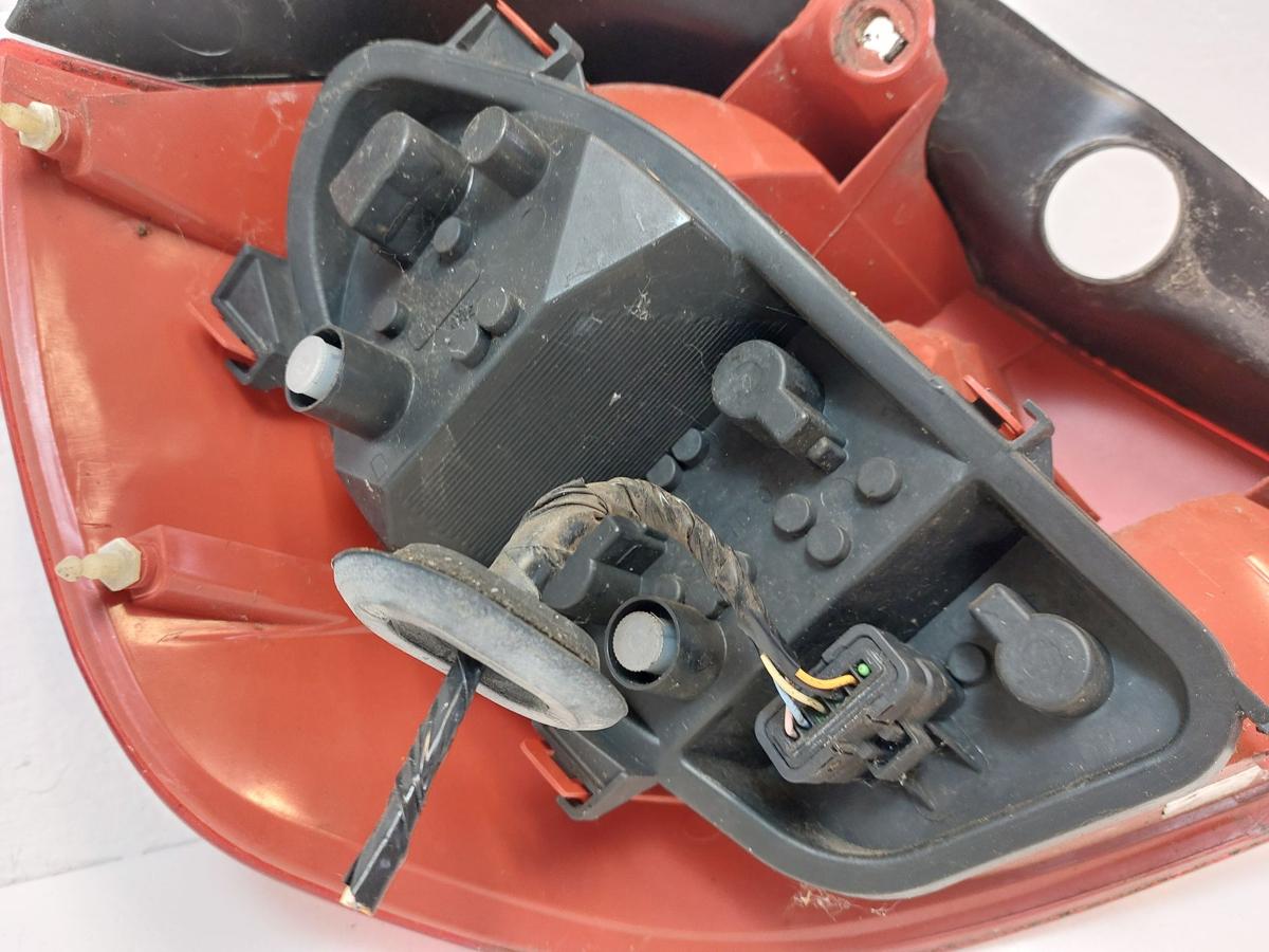 Renault Clio III R Rückleuchte Schlussleuchte Rücklicht hinten rechts mit Träger Renault Clio III R Rückleuchte Schlussleuchte Rücklicht hinten rechts mit Träger