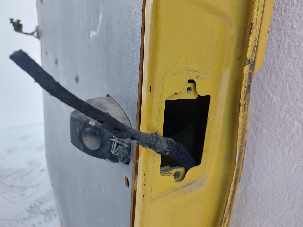 VW T5 7H Transporter Schiebet&uuml;r links Postgelb Dellen tiefe Kratzer