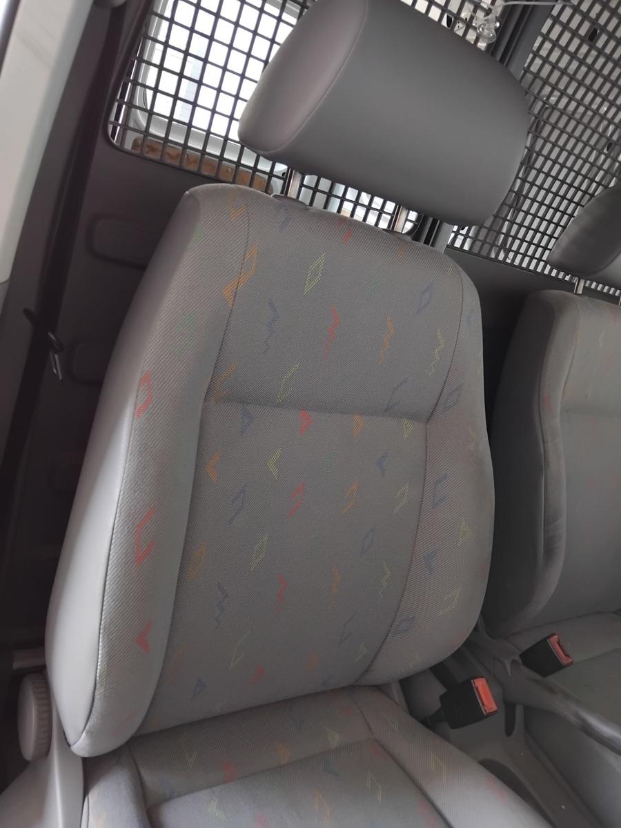 VW Caddy 2K orig Sitz vorn rechts Beifahrersitz Stoff hellgrau mit Muster BJ2005
