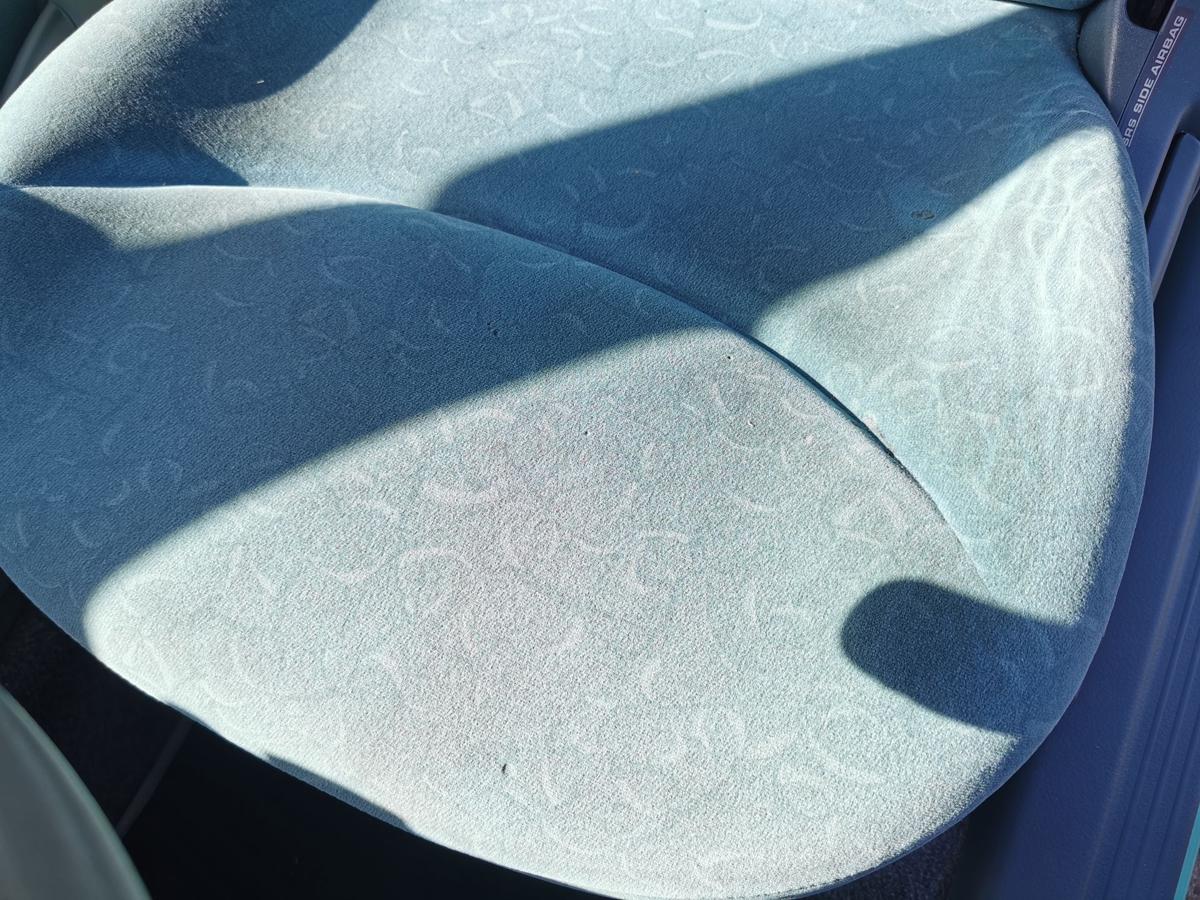 Toyota Yaris XP10 Fahrersitz Sitz Autositz vorn links 3 Türer Velour