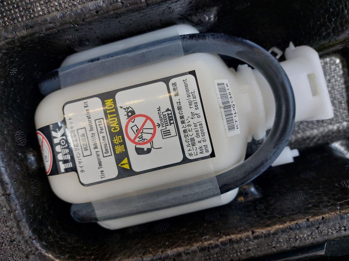 Toyota Yaris XP13 Schaumstoffeinleger Kofferraum mit Werkzeug Radschl&uuml;ssel