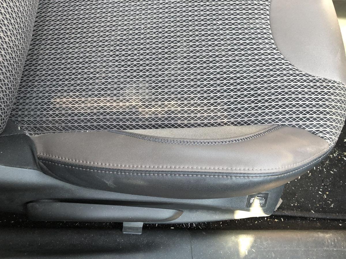 Peugeot 2008 I CU Sitz vorn rechts Beifahrersitz Kunstleder Stoff braun Heizung