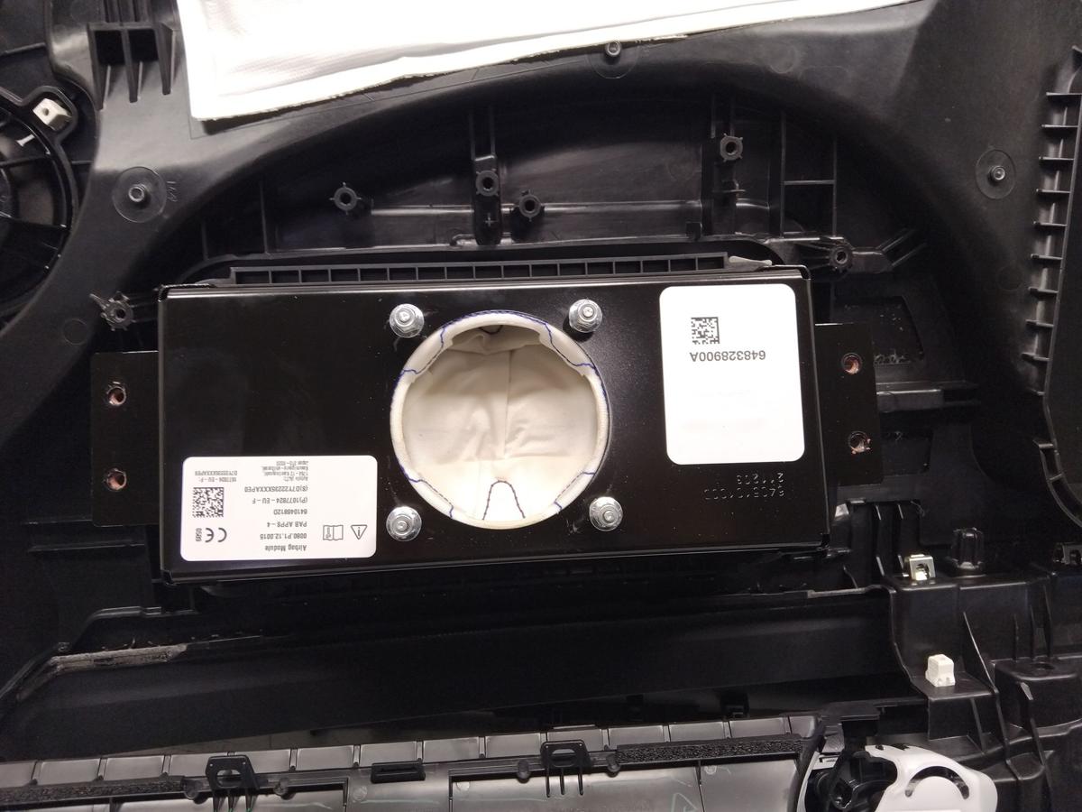 Tesla Model Y orig Armaturenbrett Cockpit schwarz mit Holzdekorleisten BJ2023