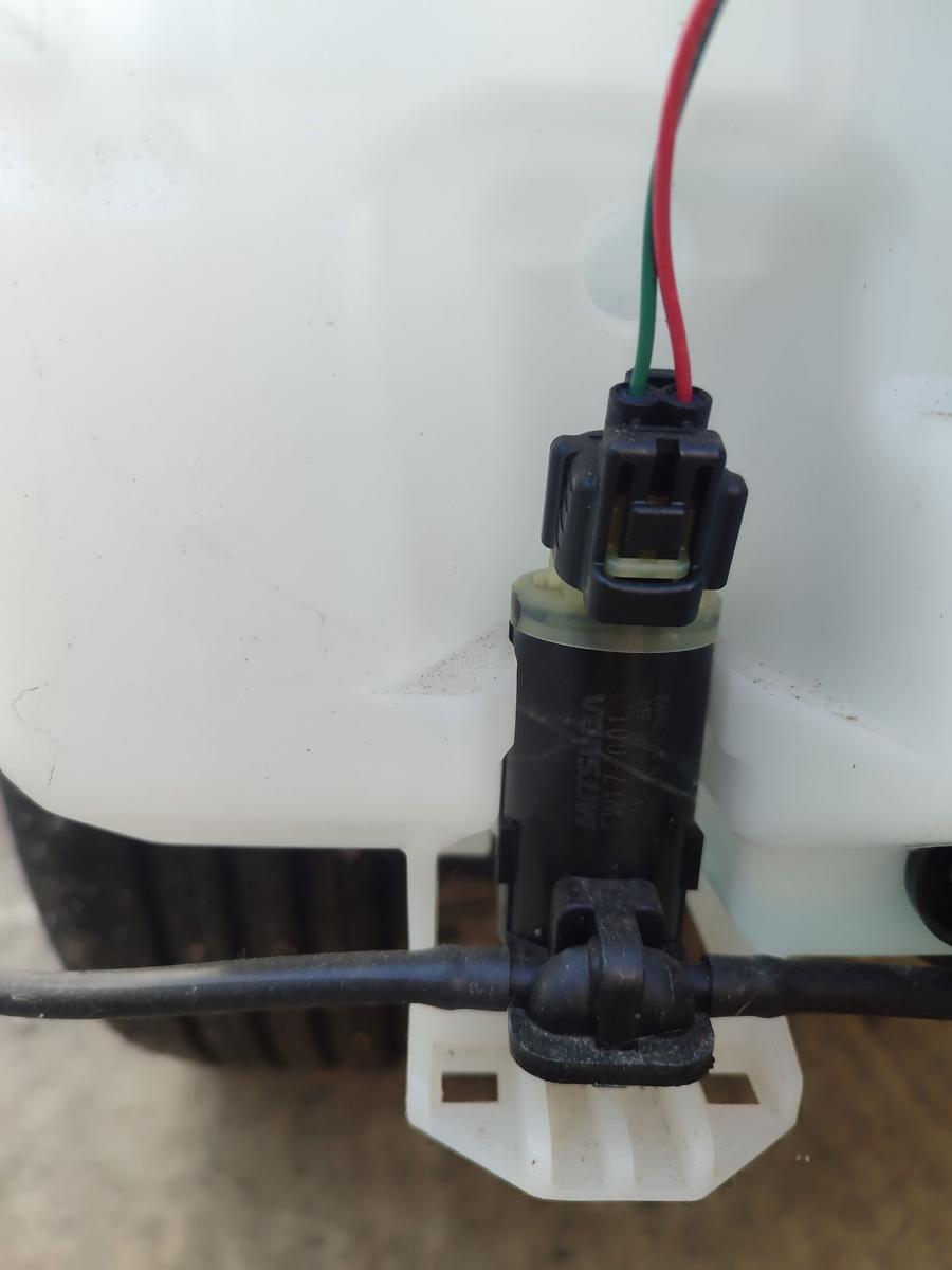 Mitsubishi Eclipse Cross original Scheibenwaschbeh&auml;lter Waschanlage mit Pumpen