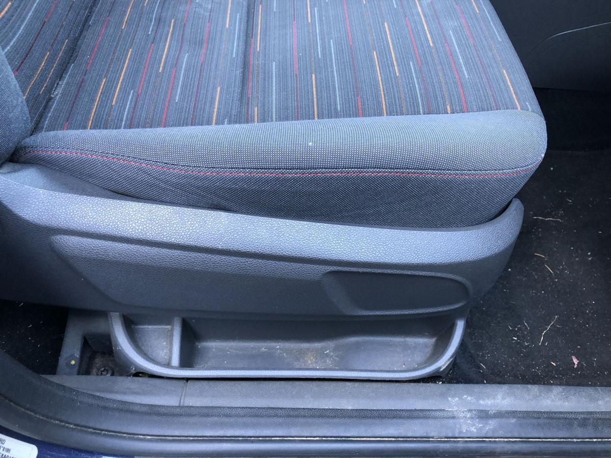 Ford C Max DM2 ab 07 Sitz vorn rechts Fahrersitz Stoff mit Muster Autositz