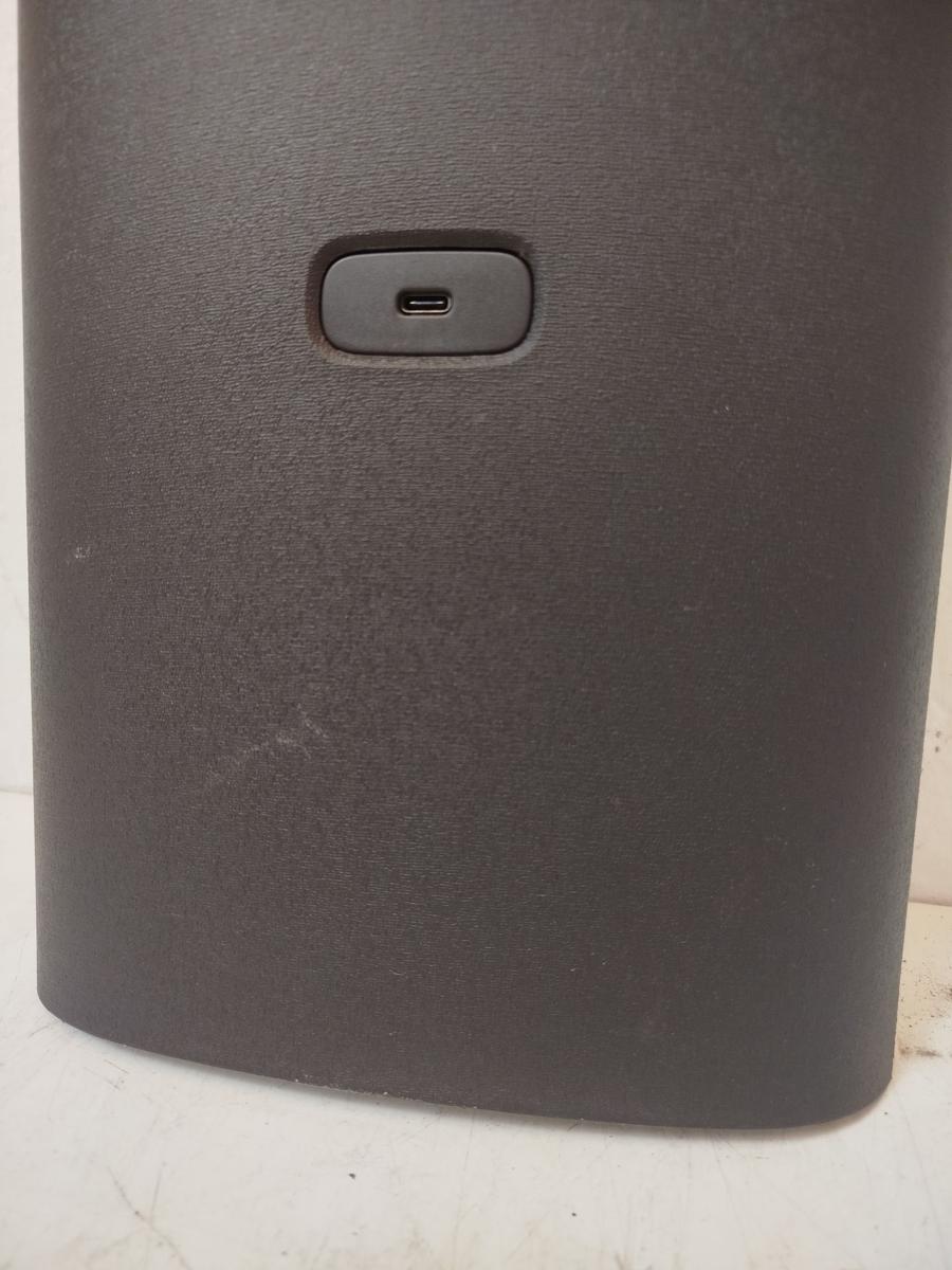 NIO ET7 Elektro Innenverkleidung Mitteltunnel MIttelkonsole hinten mit USB-C