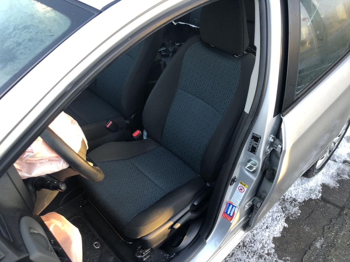 Toyota Yaris XP13 Sitz vorn links Fahrersitz Stoff nur f&uuml;r 5 t&uuml;rer Autositz