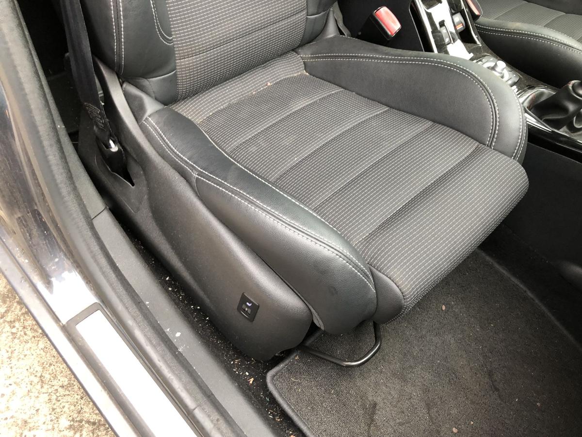 Renault Megane 3 III Kombi Sitz vorn rechts Beifahrersitz Kunstleder GT Logo