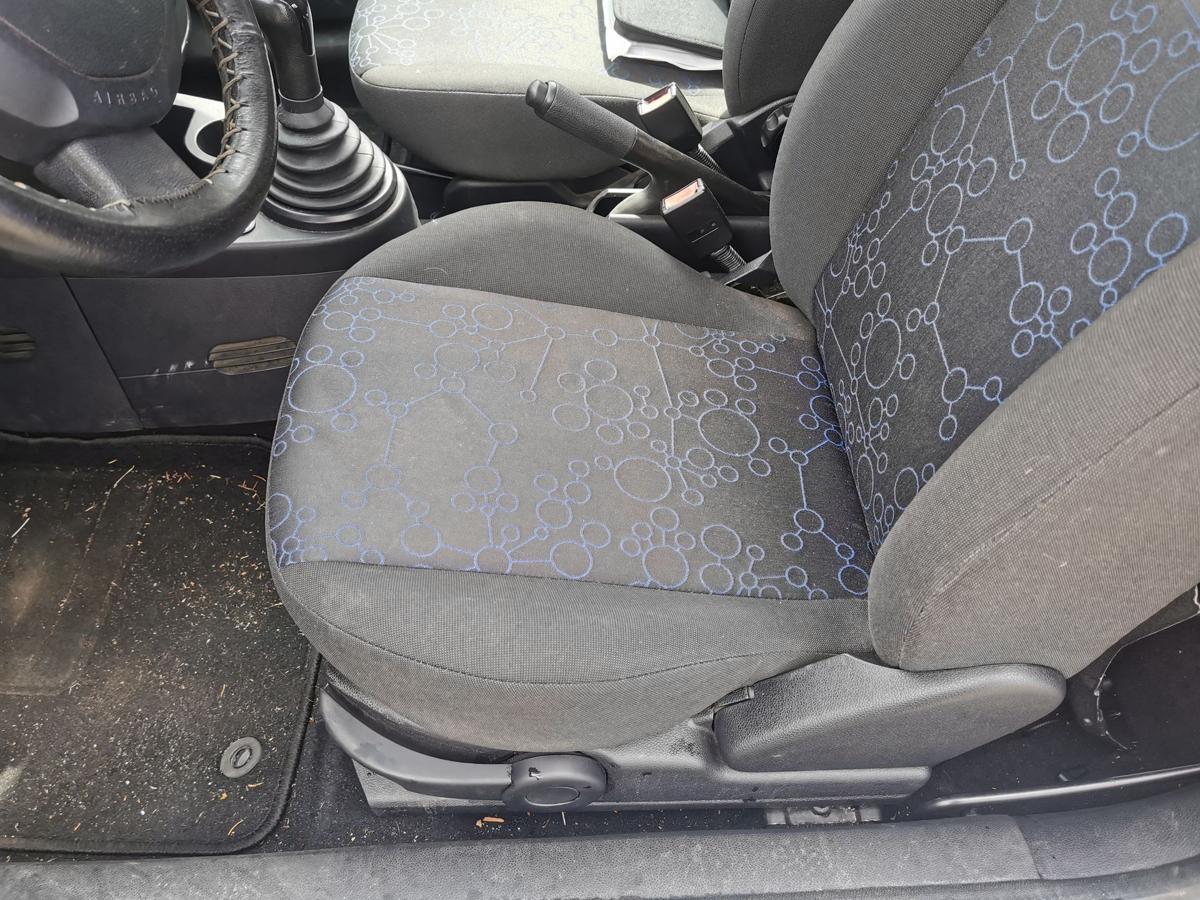 Ford Fiesta JD3 Fahrersitz Sitz Autositz vorn links Stoff 3 Türer