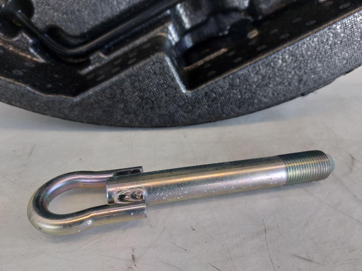 Toyota Yaris XP13 Schaumstoffeinleger Kofferraum mit Werkzeug Radschl&uuml;ssel