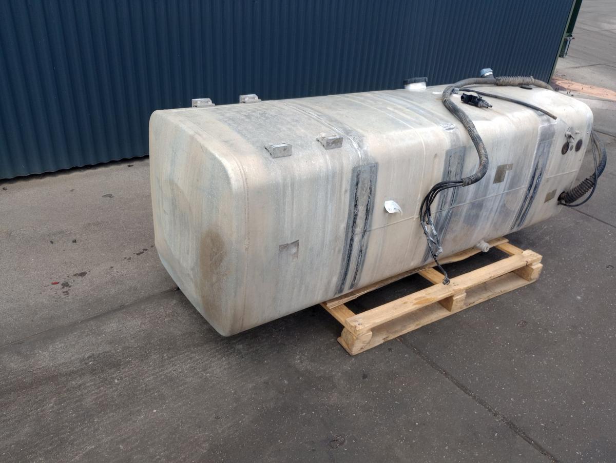 MAN TGS X 18.400 orig Kraftstofftank/ AdBlue /10,5L Diesel 294KW Bj 2009