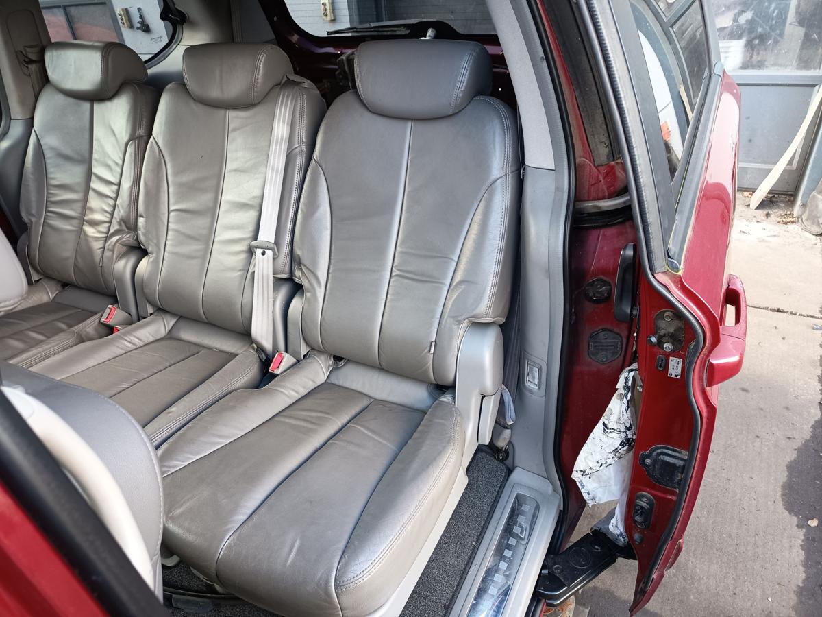 Kia Carnival III original Sitz Einzelsitz links 2 Reihe Leder Baujahr 2006