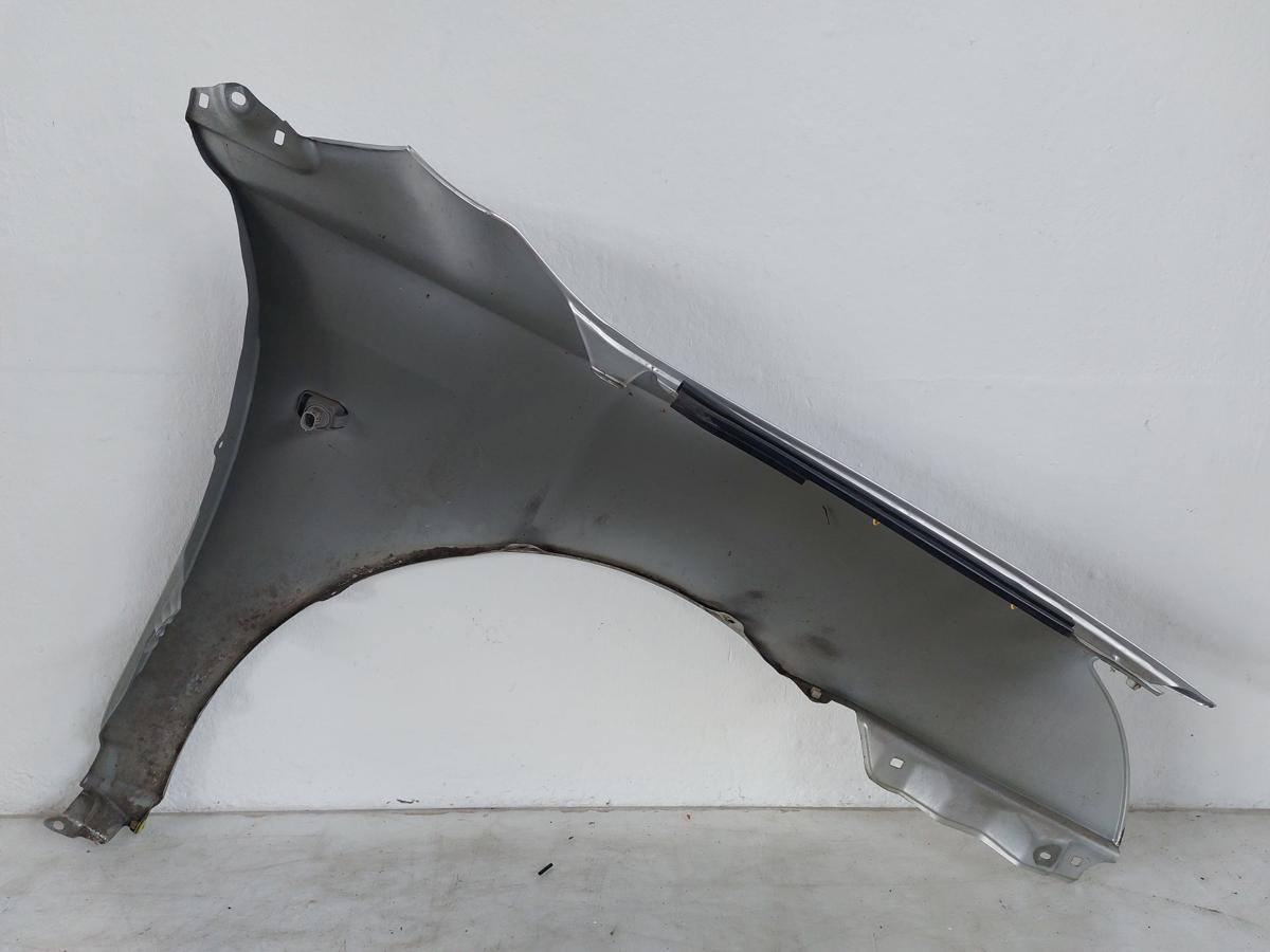 Toyota Avensis T25 Kotflügel Fender Seitenwand vorn links 1C0 Radiant Silver Met